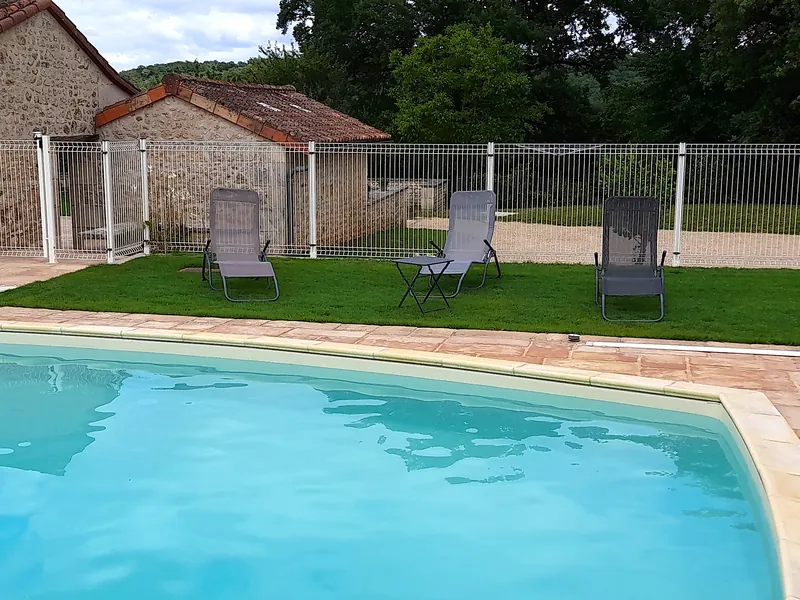 La piscine dans son écrin de verdure