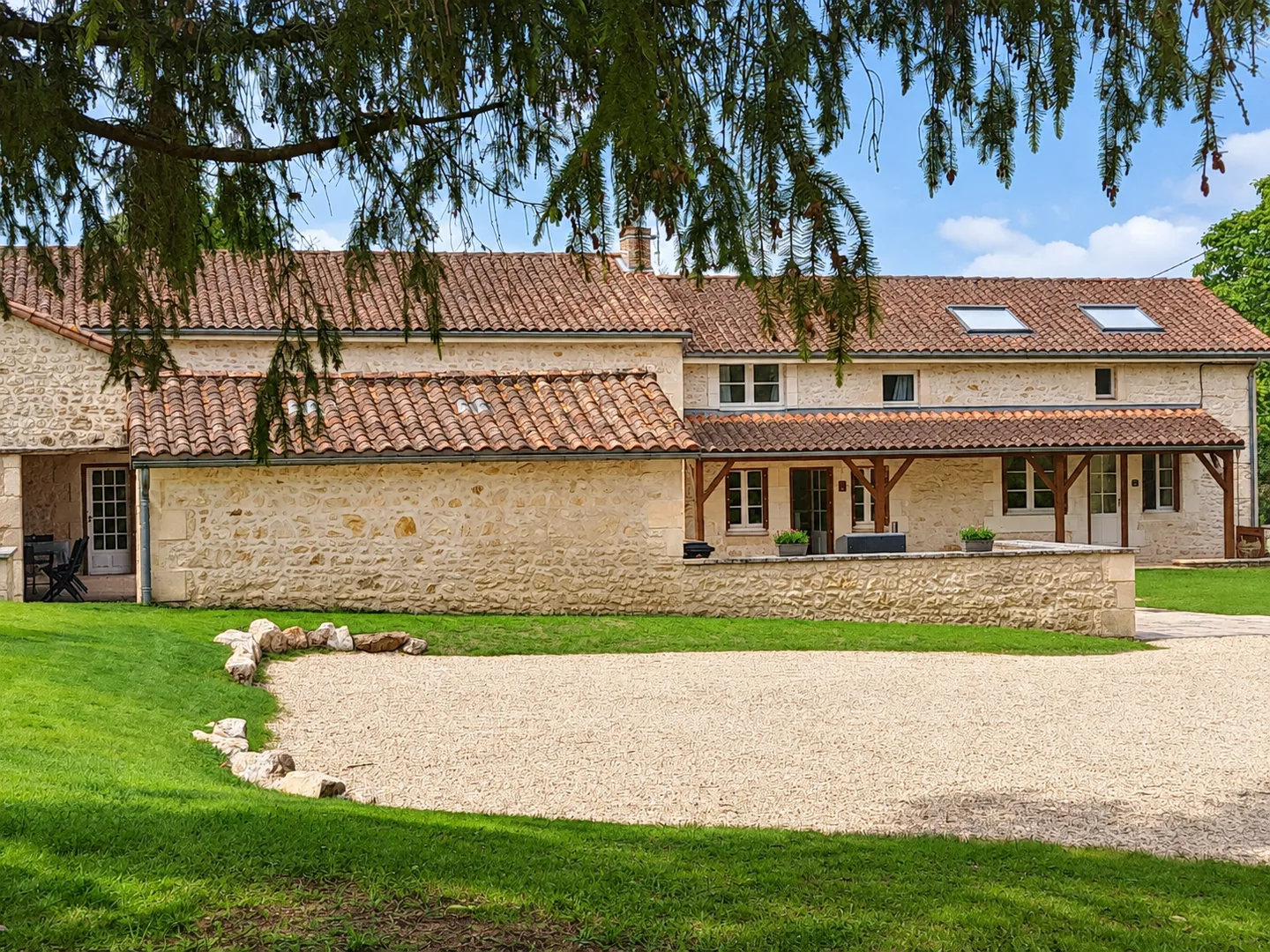 La maison vue du jardin, au bout de l’allée